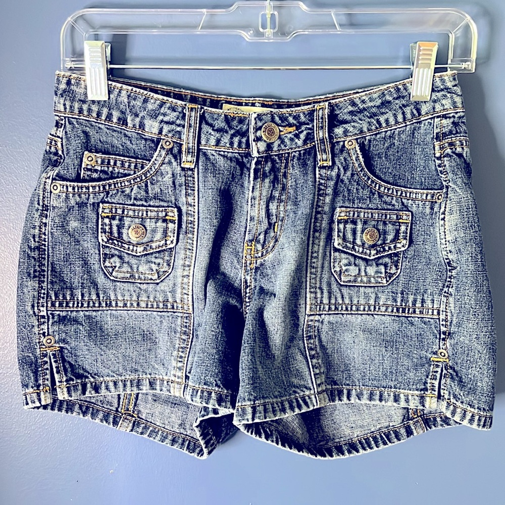 Arizona Jean Company- sz 3 juniors, seven pocket shorties, snap pockets denim